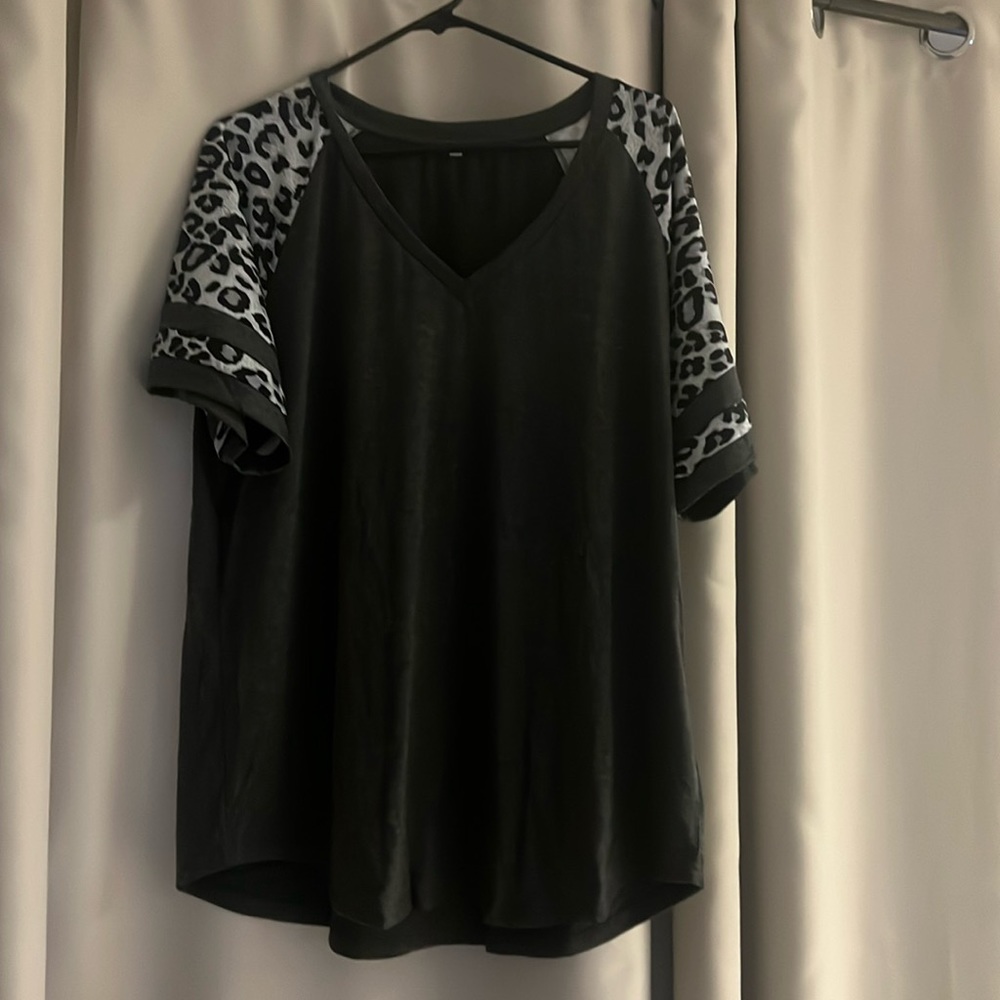 New in package, never been worn women’s 2X short sleeve tunic, type T-shirt